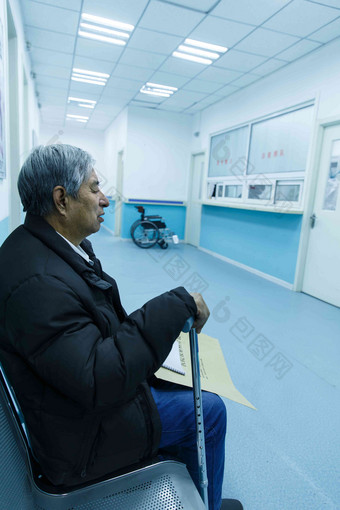 老年男人在医院的走廊卫生保健和医疗高质量相片