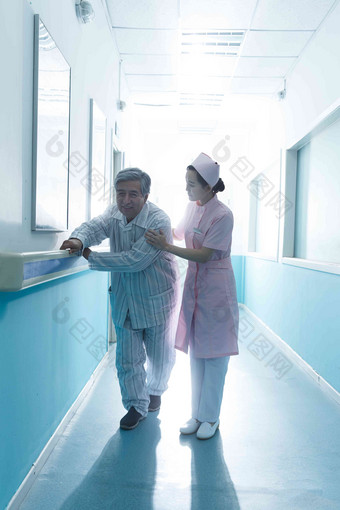 护士和老年男人在<strong>医院</strong>走廊工作服清晰镜头