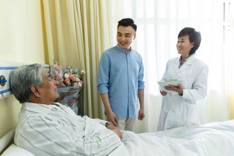 医务工作者和患者在病房卫生保健和医疗高端影相
