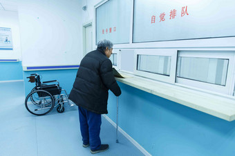生病的老人在医院仅一个男人高清场景