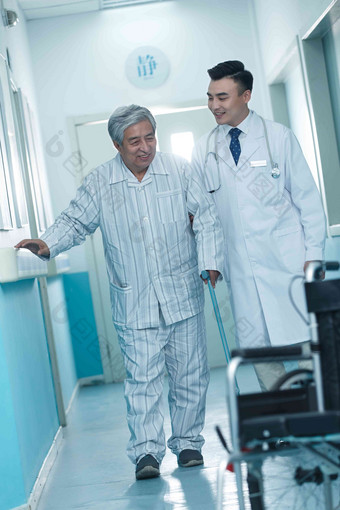 医生和老年男人在医院走廊中国人写实图片