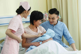 护士和新生儿的父母病房清晰图片