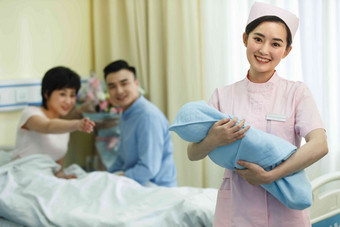 护士和新生儿的父母婴儿摄影