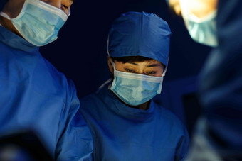 医务工作者在手术中国写实场景