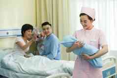 护士和新生儿的父母