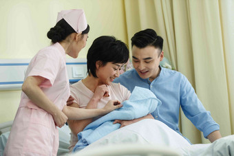 护士和新生儿的父母快乐高端拍摄