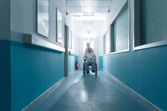 护士和老年男人在医院走廊水平构图高清素材