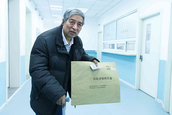 生病的老人在医院东亚摄影图