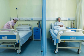 护士和患者在病房里成年人影相