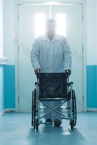 老年男人在医院走廊疗养院氛围照片