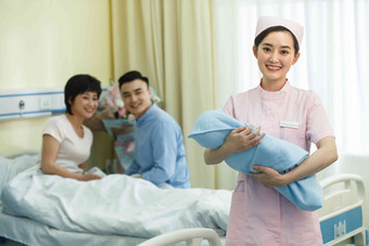 护士和新生儿的父母彩色图片清晰照片