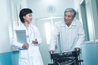 医生和老年男人在<strong>医院</strong>走廊健康保健工作人员清晰素材