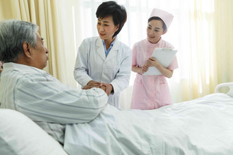 医务工作者和患者在病房微笑氛围场景