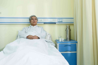 生病的<strong>老人</strong>在病房健康保健氛围摄影图