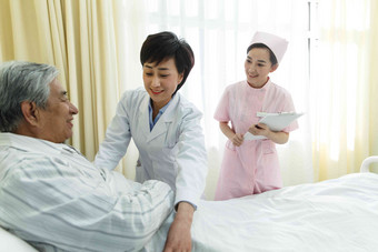 医务工作者和患者在病房老年男人氛围摄影