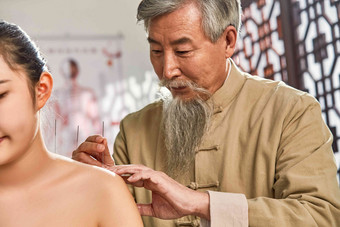老中医对病人肩膀进行针灸治疗中国元素氛围影相