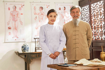老中医和年轻医生的肖像中国文化镜头