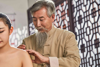 老中医对病人肩膀进行针灸治疗中国元素高质量素材