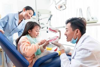 牙科医生教小女孩<strong>刷牙</strong>三个人氛围照片
