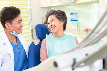 牙医和老年患者交谈关爱高质量素材