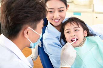 牙科医生给小女孩检查健康保健工作人员摄影图