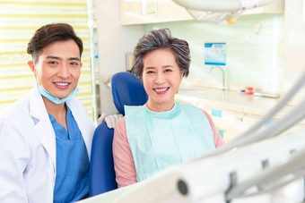牙医和老年患者交谈保健图片