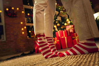 穿着圣诞情侣袜的脚部特写