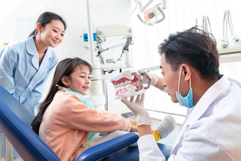 牙科医生教小女孩刷牙医疗用品高端图片