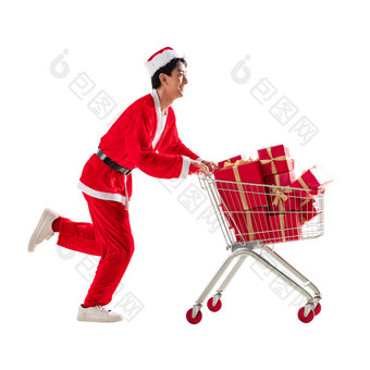 穿圣诞服的青年男人推着购物车溢出高端镜头