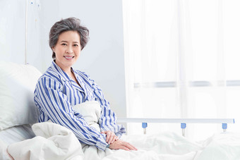 老年患者坐在医院病床上亚洲清晰相片