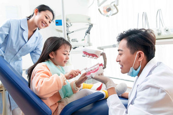 牙科医生教小女孩刷牙亚洲高质量拍摄