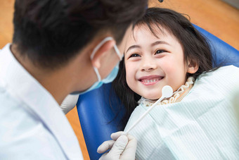 可爱的小女孩和牙科医生彩色图片氛围摄影图