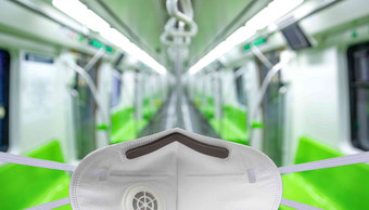 悬挂在地铁车厢里的N95口罩干净清晰图片