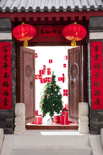 中式庭院内的圣诞树堆叠写实摄影图
