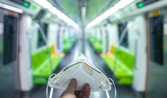 地铁车厢里的N95口罩手摄影图