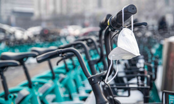 悬挂在自行车上的口罩流感病毒清晰拍摄