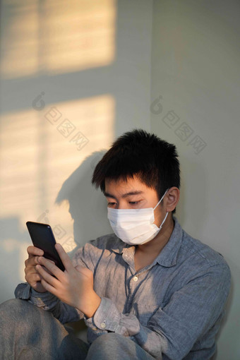 戴口罩的男孩看手机青少年氛围场景图片