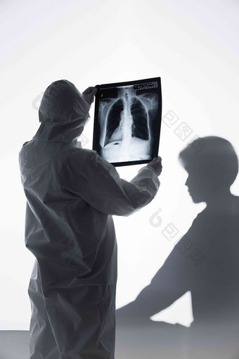 医生给患者看X光片