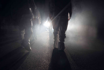 雾气中的医务工作者团队夜晚氛围照片