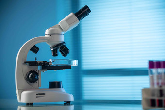 实验室里显微镜和其他设备少量物体清晰摄影图