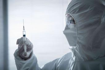 穿防护服的医生拿着注射器病毒清晰图片