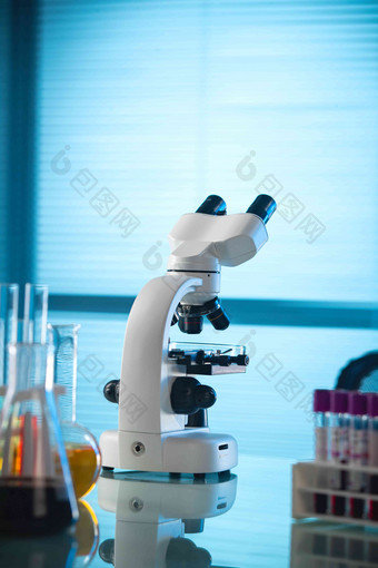 实验室里显微镜和其他设备静物写实照片