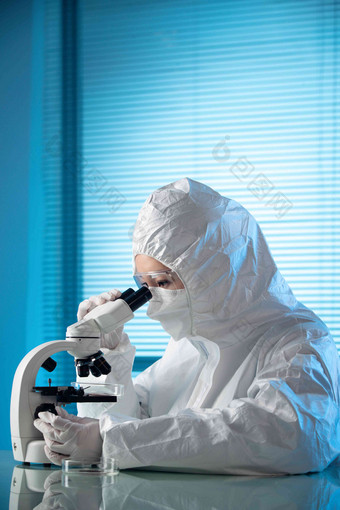 医学专家使用显微镜