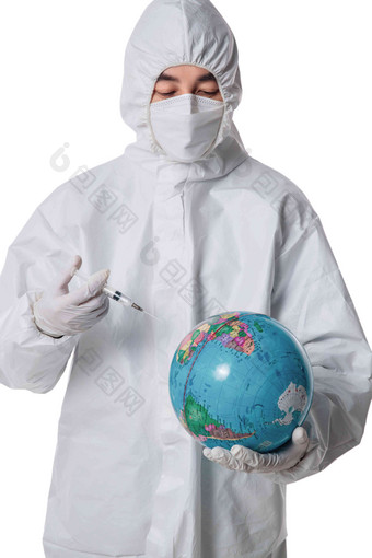医生拿着注射器和地球外科口罩高端相片