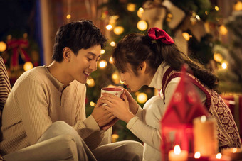 幸福的青年伴侣喝热水圣诞写实影相