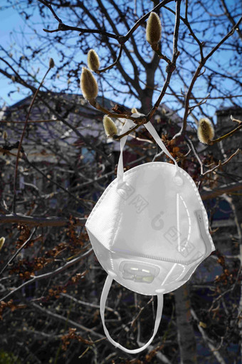 悬挂在树枝上的口罩防流感口罩清晰拍摄