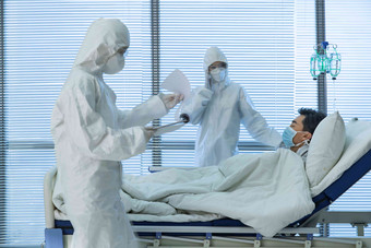 医生在病房里询问患者病情防疫氛围素材