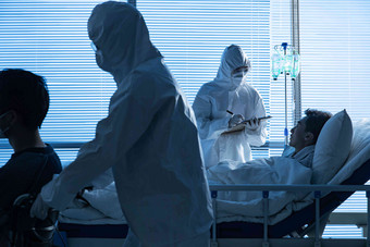 医生在病房里给患者治疗床氛围镜头