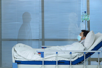 患者躺在医院病床上