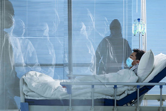 患者躺在医院病床上